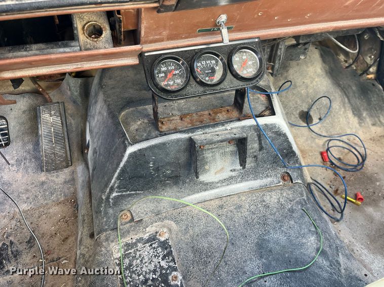 image for item LD9985 1991 GMC TopKick fertilizer delivery truck