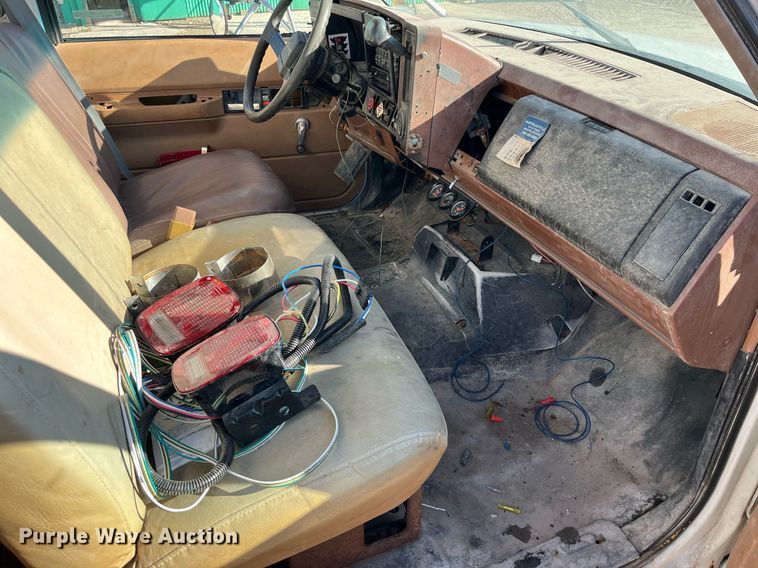 image for item LD9985 1991 GMC TopKick fertilizer delivery truck