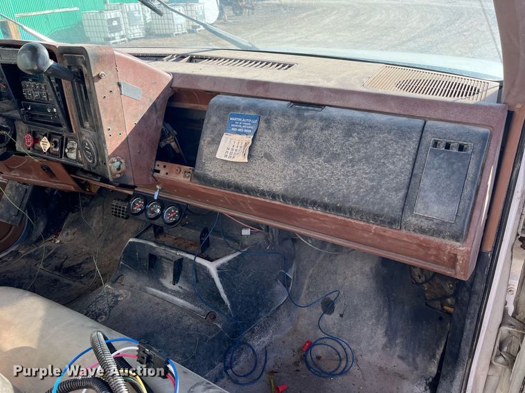 image for item LD9985 1991 GMC TopKick fertilizer delivery truck