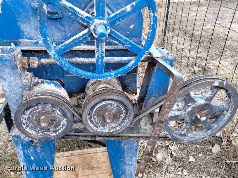 image for item LN9971 Corn roller mill