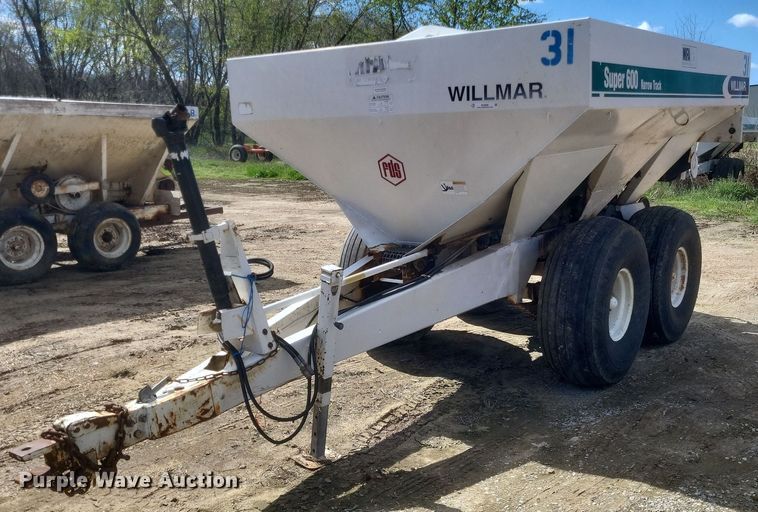 image for item MJ9038 Willmar Super 600 Narrow Track spreader