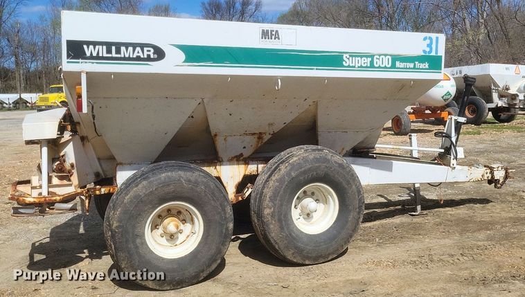 image for item MJ9038 Willmar Super 600 Narrow Track spreader