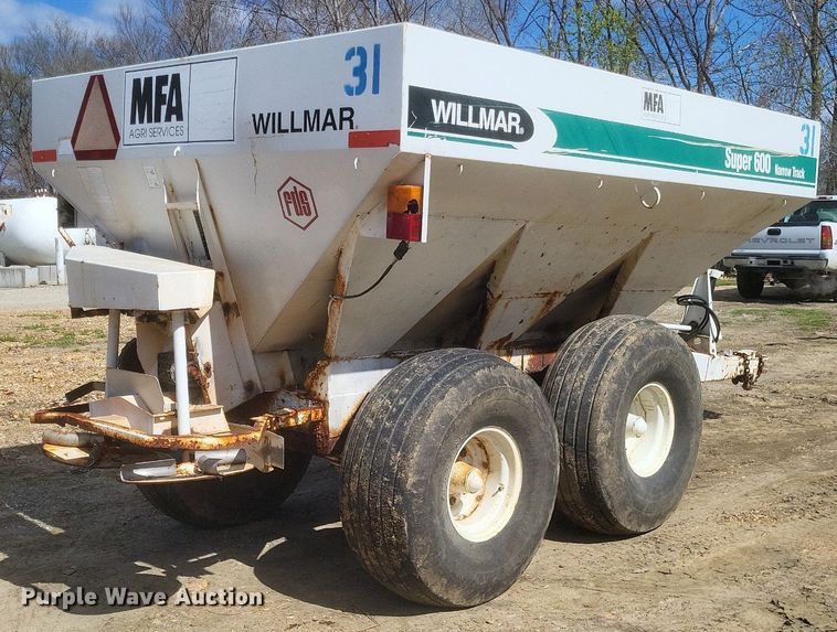 image for item MJ9038 Willmar Super 600 Narrow Track spreader