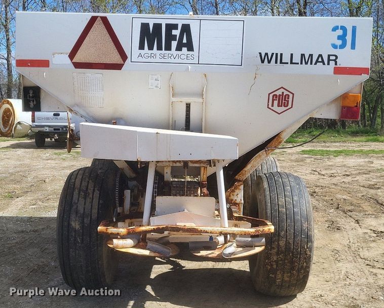 image for item MJ9038 Willmar Super 600 Narrow Track spreader