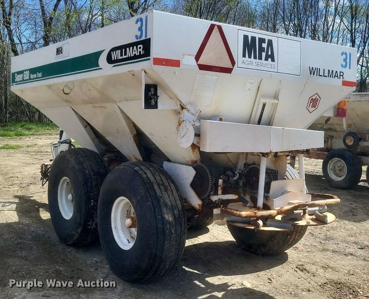 image for item MJ9038 Willmar Super 600 Narrow Track spreader