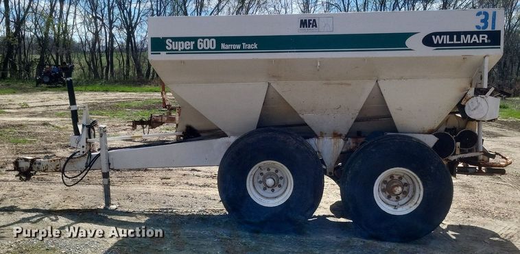 image for item MJ9038 Willmar Super 600 Narrow Track spreader