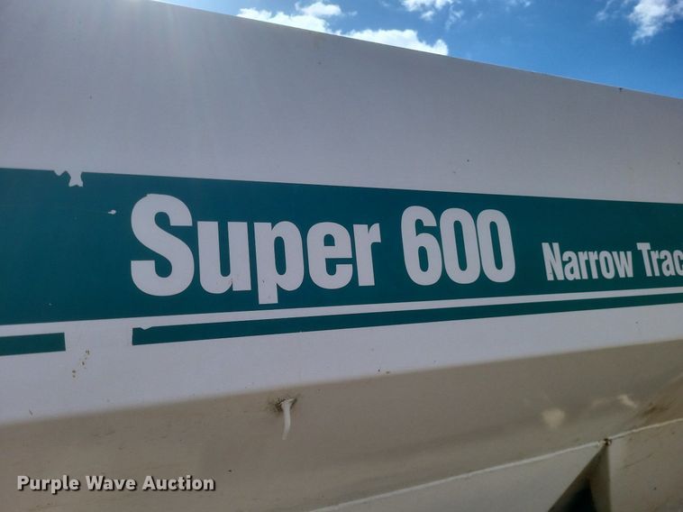 image for item MJ9038 Willmar Super 600 Narrow Track spreader