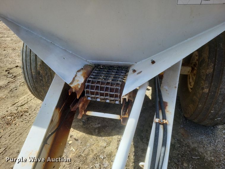 image for item MJ9038 Willmar Super 600 Narrow Track spreader