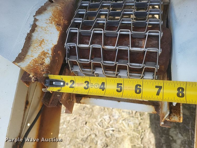 image for item MJ9038 Willmar Super 600 Narrow Track spreader