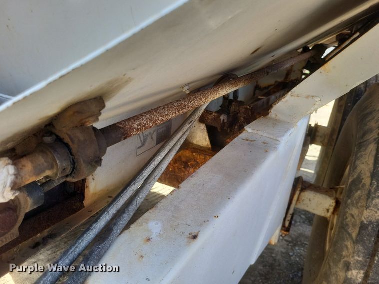 image for item MJ9038 Willmar Super 600 Narrow Track spreader