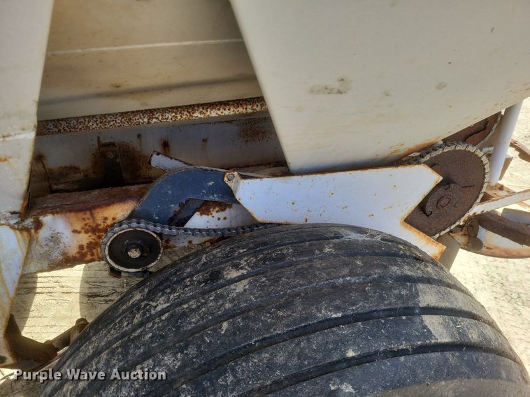 image for item MJ9038 Willmar Super 600 Narrow Track spreader