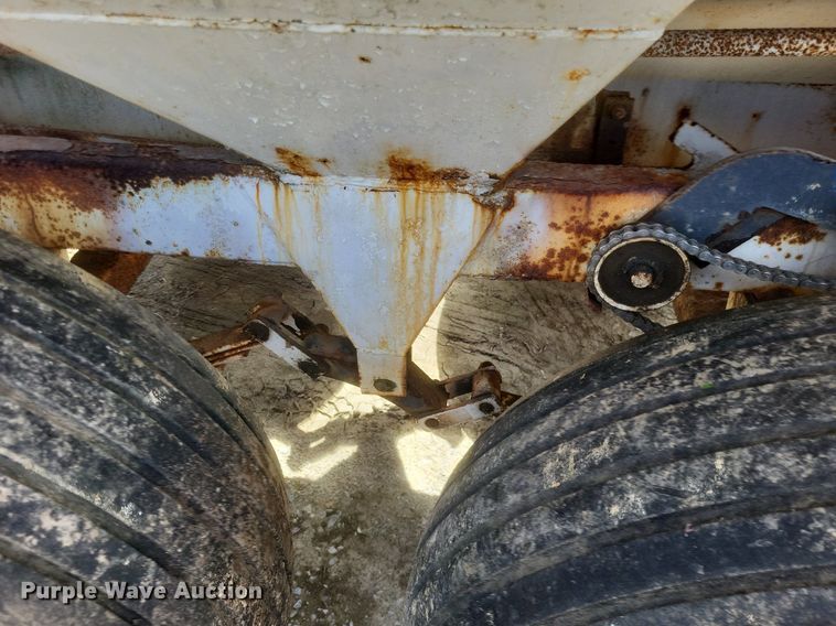 image for item MJ9038 Willmar Super 600 Narrow Track spreader