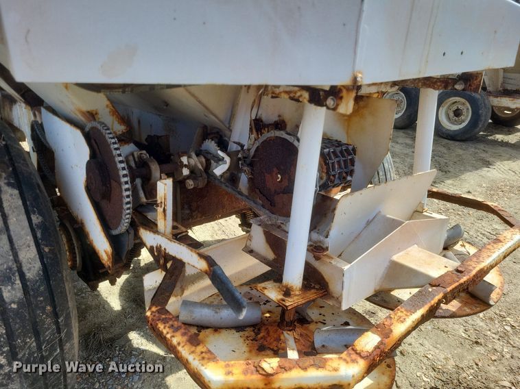 image for item MJ9038 Willmar Super 600 Narrow Track spreader