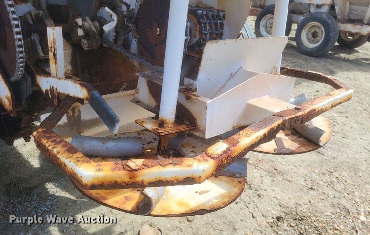 image for item MJ9038 Willmar Super 600 Narrow Track spreader