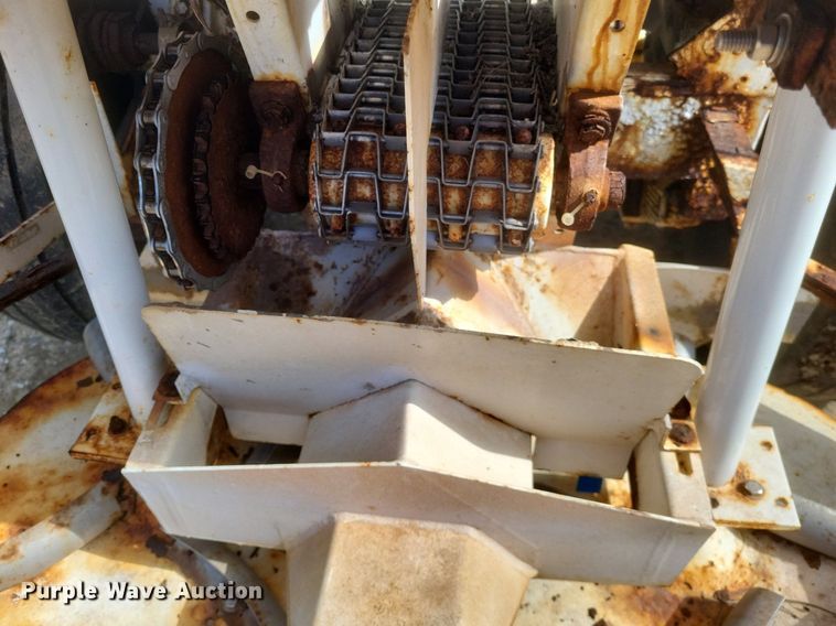 image for item MJ9038 Willmar Super 600 Narrow Track spreader