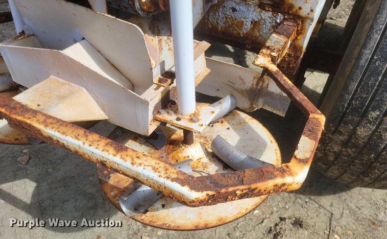 image for item MJ9038 Willmar Super 600 Narrow Track spreader