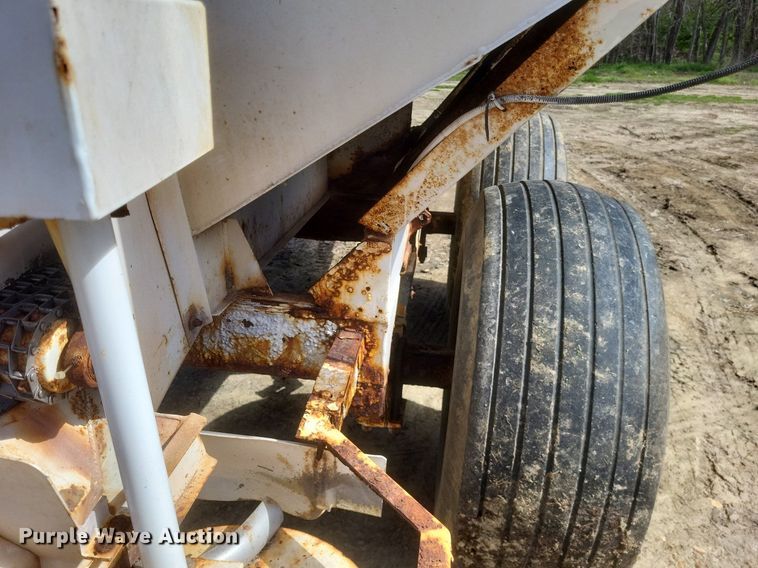 image for item MJ9038 Willmar Super 600 Narrow Track spreader