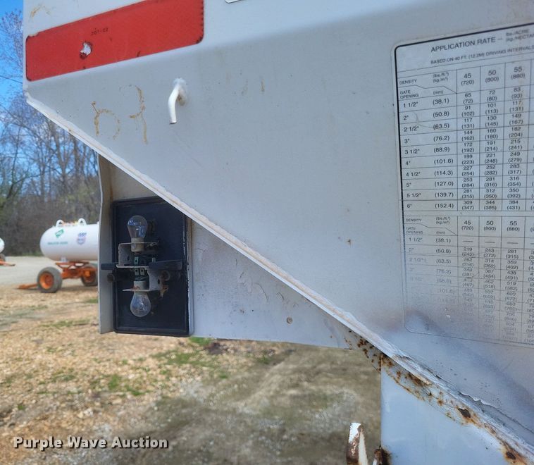 image for item MJ9038 Willmar Super 600 Narrow Track spreader