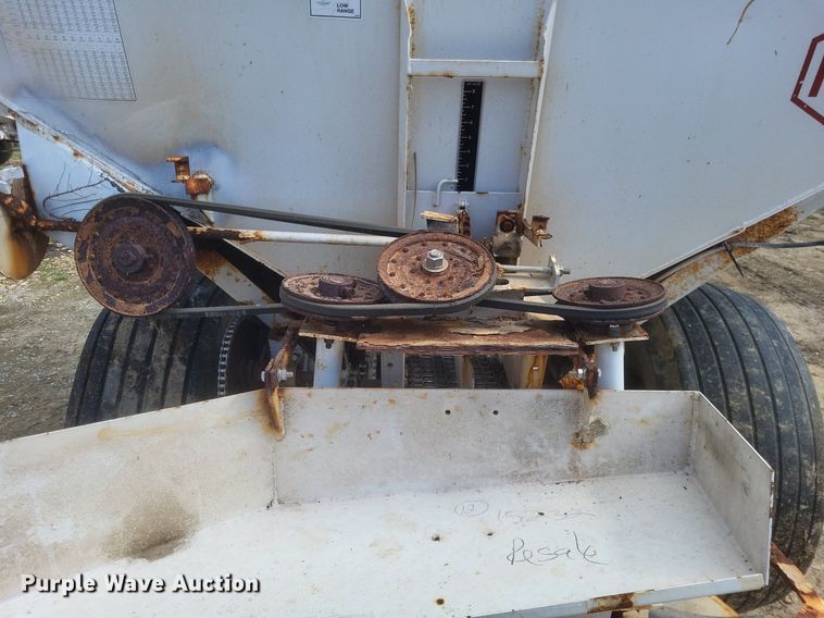 image for item MJ9038 Willmar Super 600 Narrow Track spreader