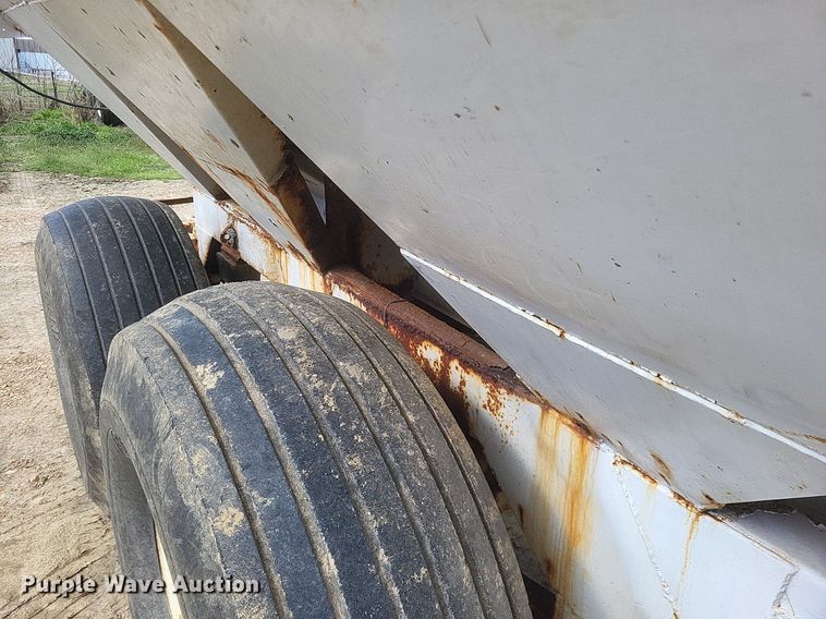 image for item MJ9038 Willmar Super 600 Narrow Track spreader