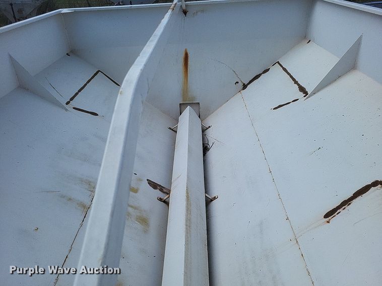 image for item MJ9038 Willmar Super 600 Narrow Track spreader