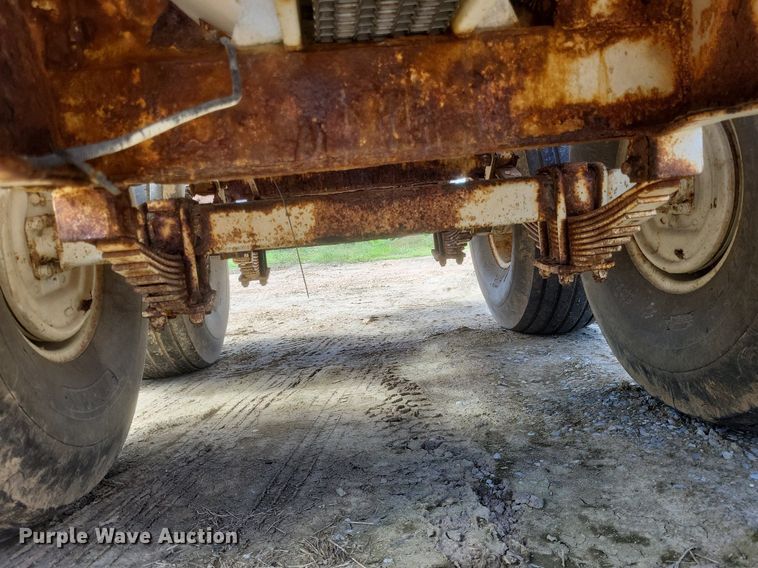 image for item MJ9038 Willmar Super 600 Narrow Track spreader