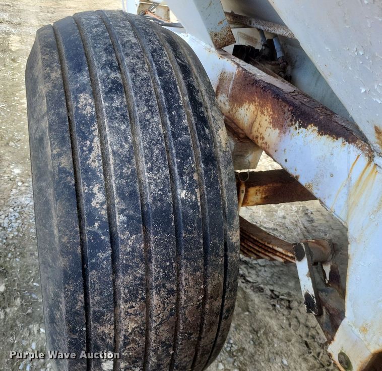 image for item MJ9038 Willmar Super 600 Narrow Track spreader