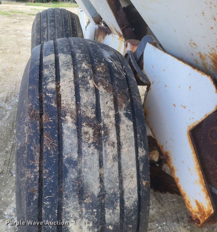 image for item MJ9038 Willmar Super 600 Narrow Track spreader