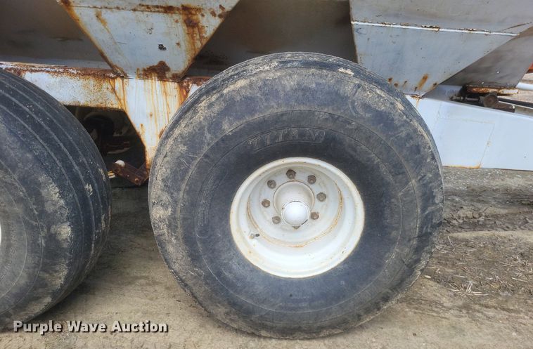 image for item MJ9038 Willmar Super 600 Narrow Track spreader