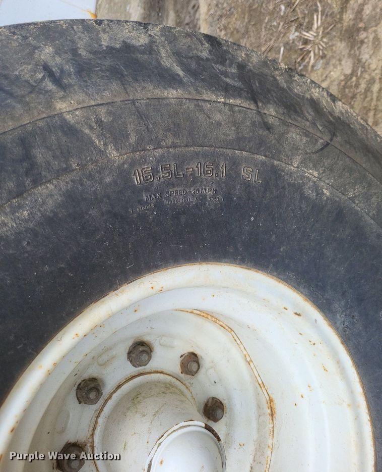 image for item MJ9038 Willmar Super 600 Narrow Track spreader