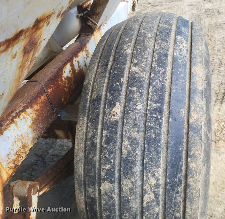 image for item MJ9038 Willmar Super 600 Narrow Track spreader