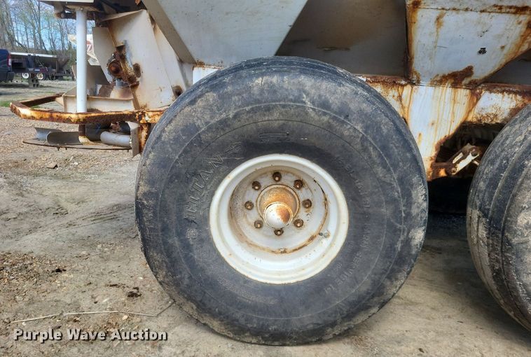 image for item MJ9038 Willmar Super 600 Narrow Track spreader