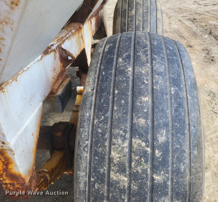 image for item MJ9038 Willmar Super 600 Narrow Track spreader