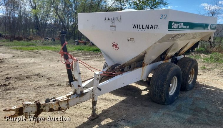 image for item MJ9040 Willmar  Super 600 narrow track  spreader