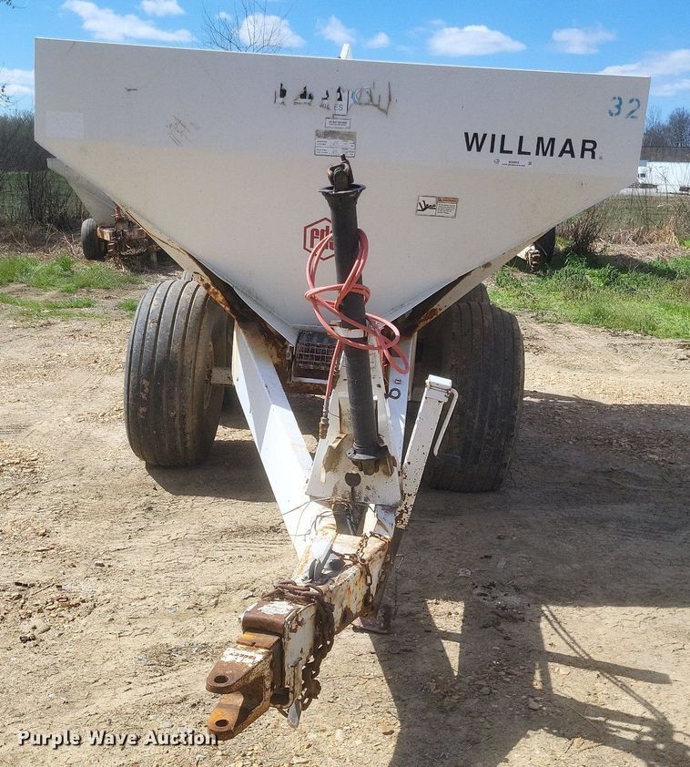 image for item MJ9040 Willmar  Super 600 narrow track  spreader