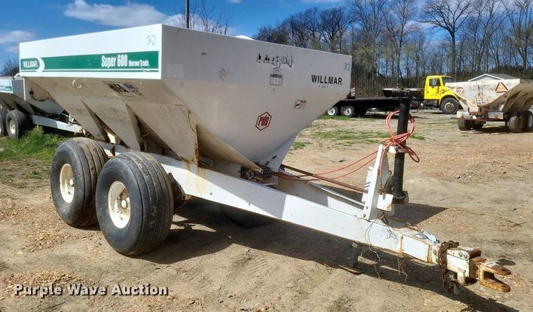 image for item MJ9040 Willmar  Super 600 narrow track  spreader