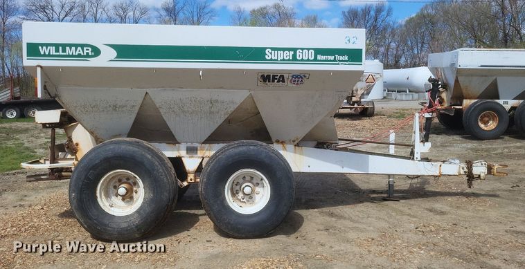 image for item MJ9040 Willmar  Super 600 narrow track  spreader