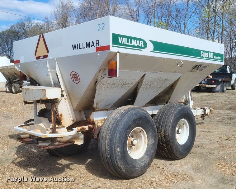 image for item MJ9040 Willmar  Super 600 narrow track  spreader