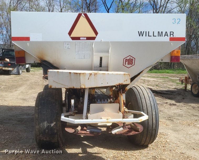 image for item MJ9040 Willmar  Super 600 narrow track  spreader