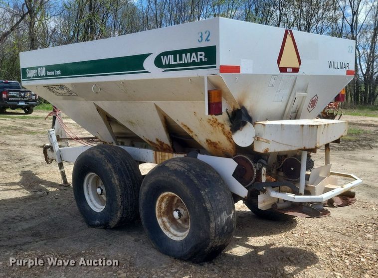image for item MJ9040 Willmar  Super 600 narrow track  spreader