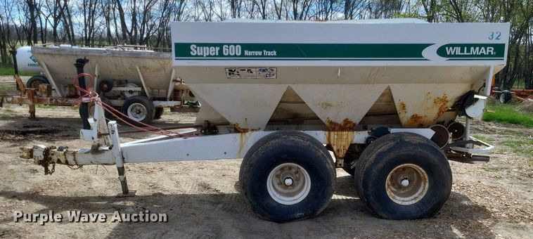 image for item MJ9040 Willmar  Super 600 narrow track  spreader