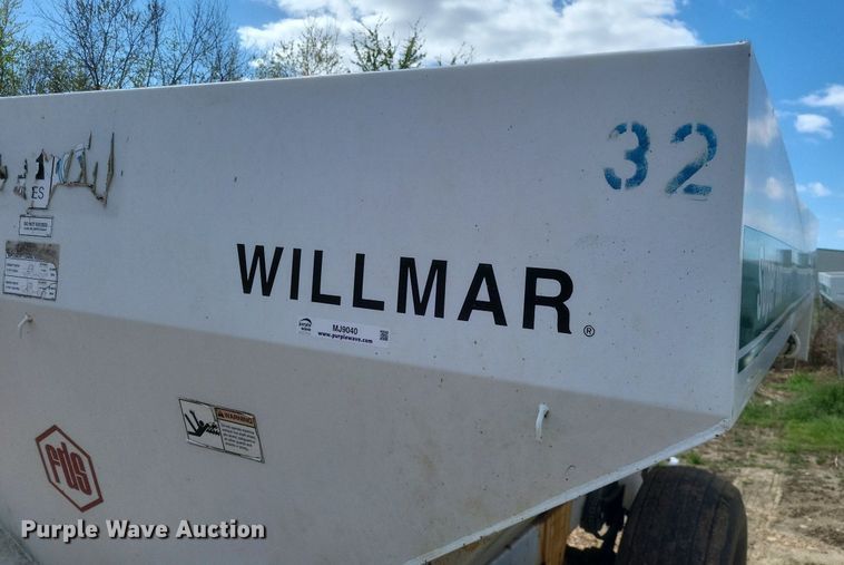 image for item MJ9040 Willmar  Super 600 narrow track  spreader