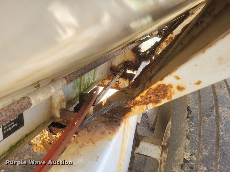 image for item MJ9040 Willmar  Super 600 narrow track  spreader