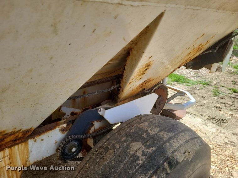 image for item MJ9040 Willmar  Super 600 narrow track  spreader