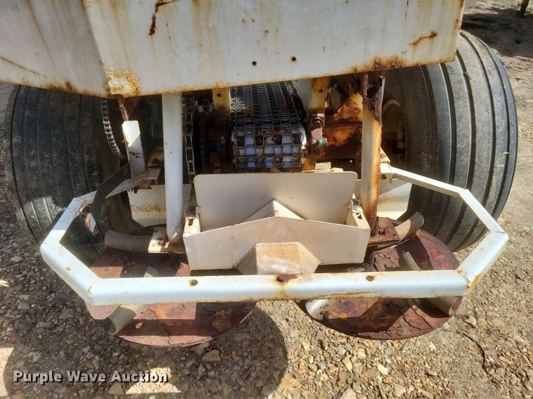 image for item MJ9040 Willmar  Super 600 narrow track  spreader