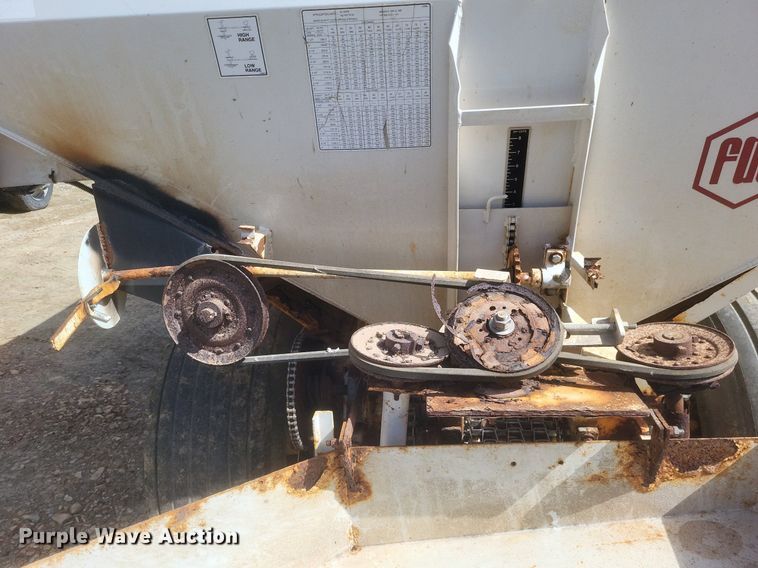 image for item MJ9040 Willmar  Super 600 narrow track  spreader