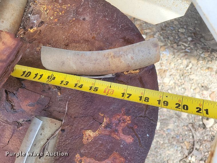 image for item MJ9040 Willmar  Super 600 narrow track  spreader