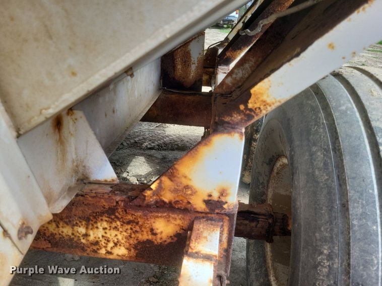 image for item MJ9040 Willmar  Super 600 narrow track  spreader