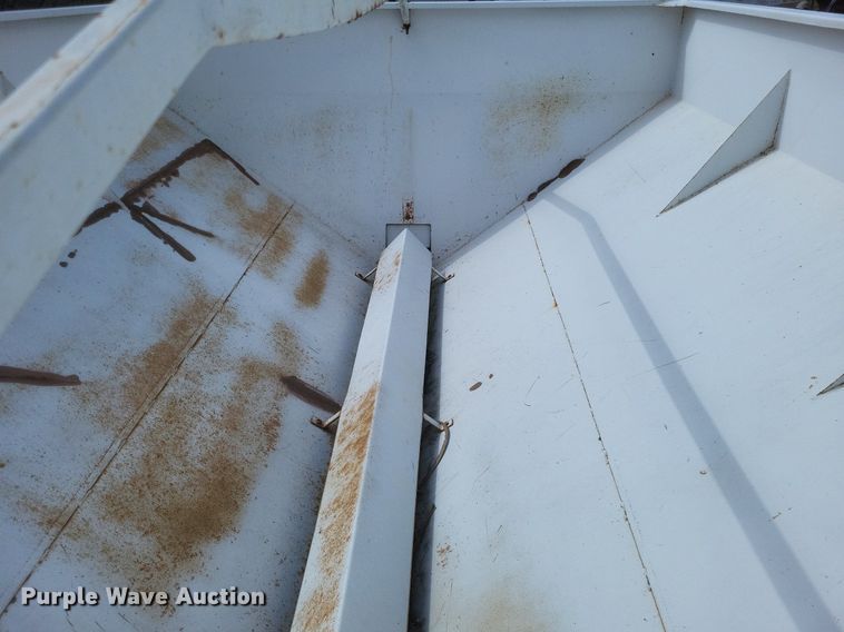 image for item MJ9040 Willmar  Super 600 narrow track  spreader