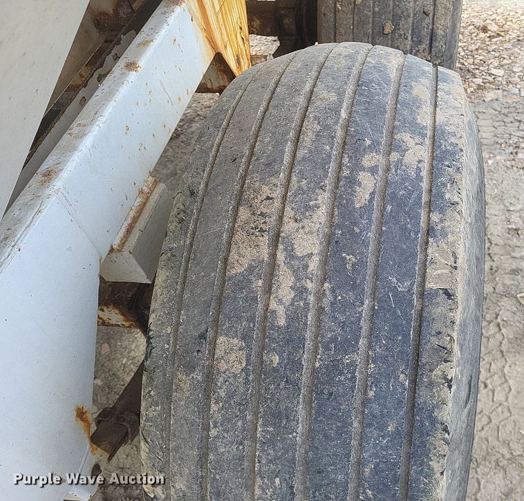 image for item MJ9040 Willmar  Super 600 narrow track  spreader